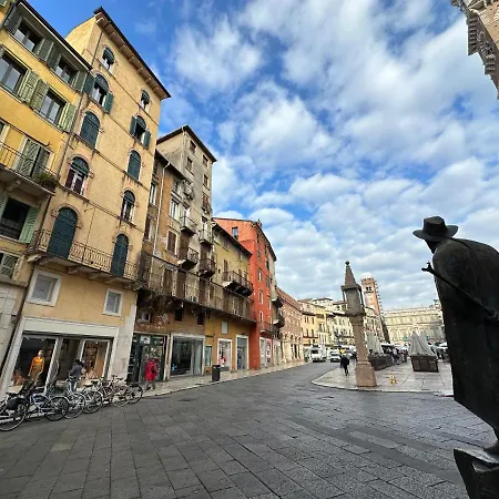 Apartment Luxury Flats Piazza Erbe, Floor 3 Verona