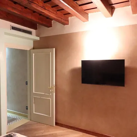 Luxury Flats Piazza Erbe, Floor 3 *