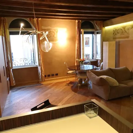 Luxury Flats Piazza Erbe, Floor 3 Apartment