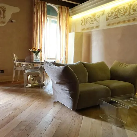 Luxury Flats Piazza Erbe, Floor 3 Apartment *