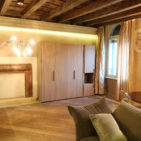 Luxury Flats Piazza Erbe, Floor 3 דירה